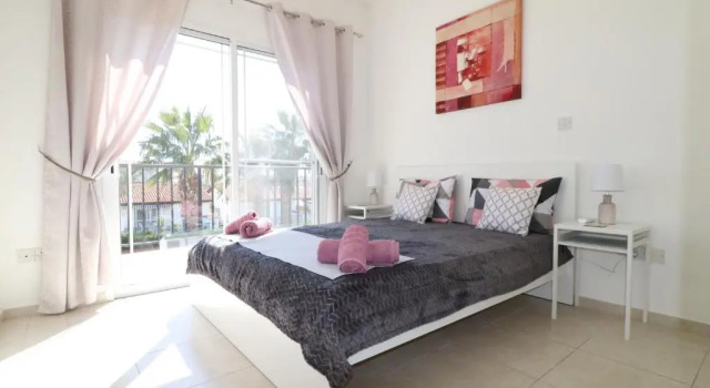 Cyking 2 bed Apartment with pool & 10 min to beach, Rezerwuj Apartament Pafos Pafos, w pobliżu Markideio Theatre
