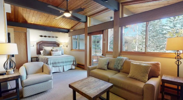 Laurelwood Condominiums Studio Premier Unit 211