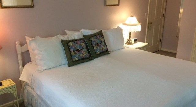 Cranberry Manor Bed and Breakfast, Забронировать Отель Отели Полуострова Кейп-Код 3 звезды, 3*