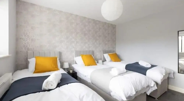 Huge Home,sleeps 12, Private Parking, Pets ok, Забронировать Отель Отели Англии 3 звезды, 3*