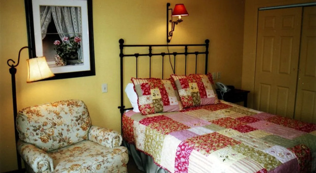 The Village Inn of Lakefield, Book Hotel  