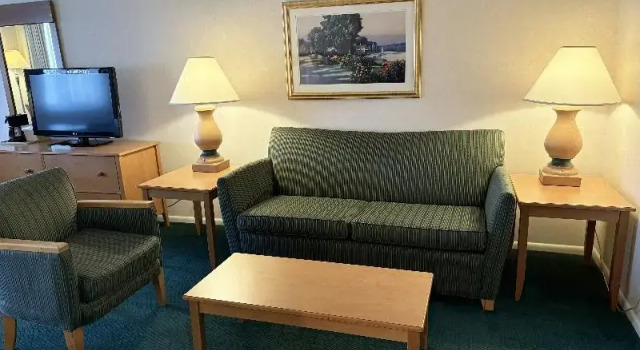 Четырёхместный люкс с балконом Magnuson Grand Pioneer Inn and Suites