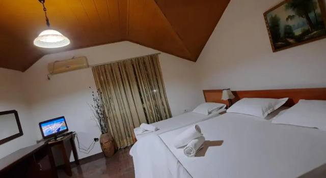 Vila 57 HOTEL, Забронировать Отель Отели в центре Тираны, в центре, Завтраки, Парковка