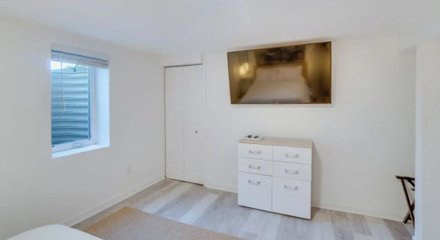 Sleek & Central Centennial Apartment w/ Fireplace!, Buchen Sie Ferienwohnung Centennial 