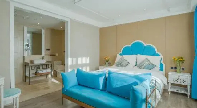 Семейный люкс Xinyibao Hong Kong Fengli Luxury Hotel (Feihua Touch Water Shop)