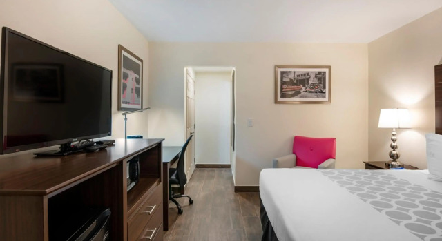 Downtown Hollywood Gardens Inn & Suites, Забронировать Отель Голливуд-Бич Панхэндл Флорида, рядом с Kindred Hospital - South Florida - Hollywood