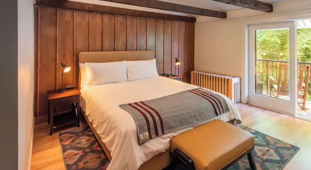 Номер Standard с балконом Historic Rocky Waters Inn, A Small Luxury Hotel