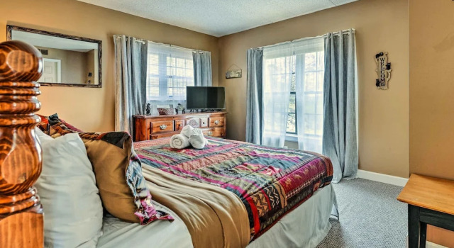Steps to Shore: Scenic Big Boulder Lake Condo!, Book Apartment Holiday Poconos United States of America