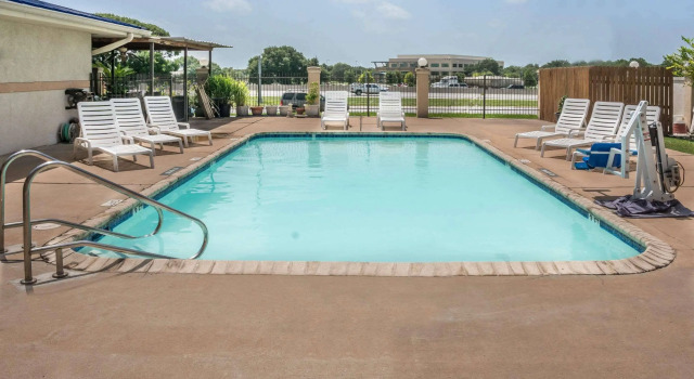 Super 8 by Wyndham San Marcos