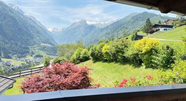 Коттедж с балконом Sunny Alpine Apartment by the Slopes
