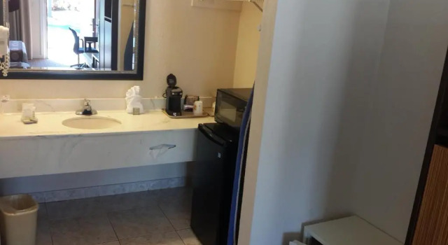 Четырёхместный номер Deluxe с видом на бассейн Super 8 by Wyndham Homestead Florida City Gateway to Keys