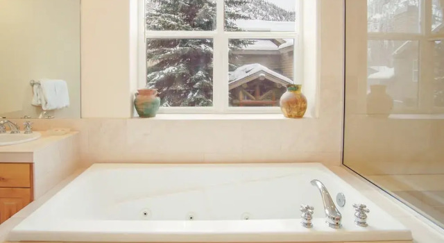 Коттедж #215a-great Location on the Bike/ski Path With Garage: 10 Minute Walk to Town & Lifts