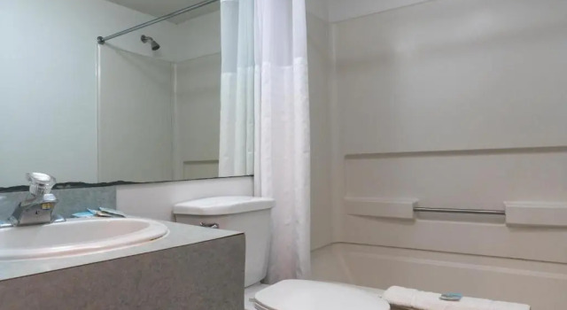 Четырёхместный номер Standard с видом на бассейн The Admiral Hotel/Motel