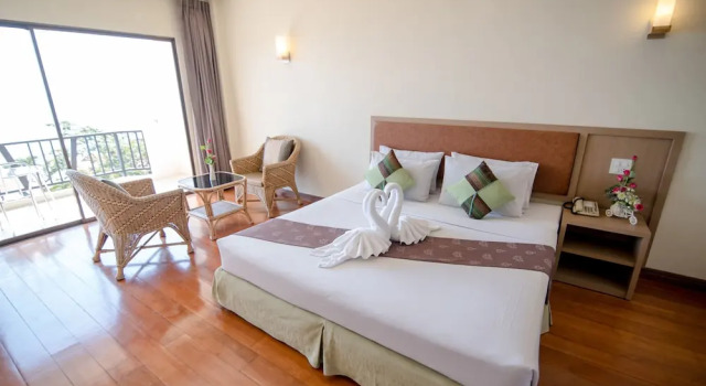 Номер Deluxe с балконом и с видом на море New Travel Beach Hotel & Resort