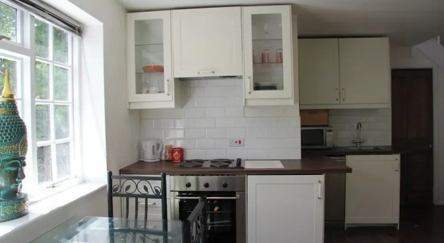 Woodlands Cozy Cottage in Gerrards Cross, Sleeps 2, Rezervasyon Tatil Evi Merseyside villalar, Villa