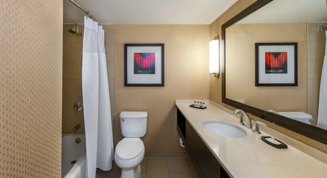 Четырёхместный номер Executive Sonesta Los Angeles Airport LAX