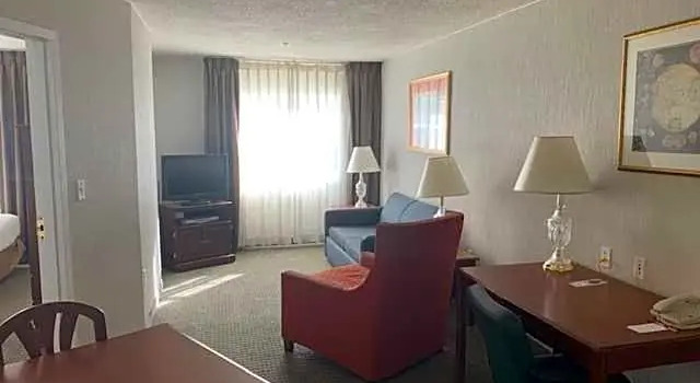 Семейный люкс Host Inn an All Suites Hotel