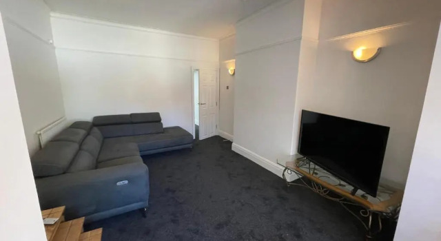 3 bedroom Garden apartment next to craig-y-don park
