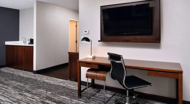 Двухместный полулюкс с балконом Four Points by Sheraton Omaha Midtown