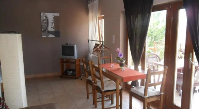 Holiday Apartmanház, Забронировать Отель Зебегень 