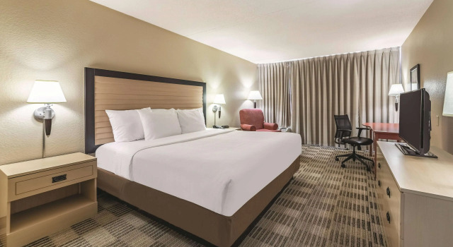 Номер Ramada Inn by Wyndham Fairfield NJ