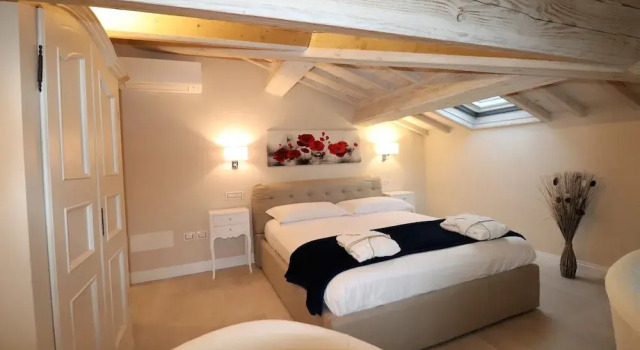 Klassisk  på øverste etage værelse med bjergudsigt Il Borgo di Villa Cellaia