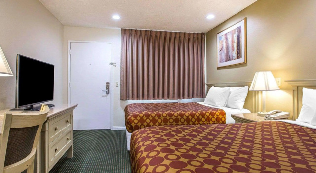 Четырёхместный номер Standard Rodeway Inn Santee San Diego East