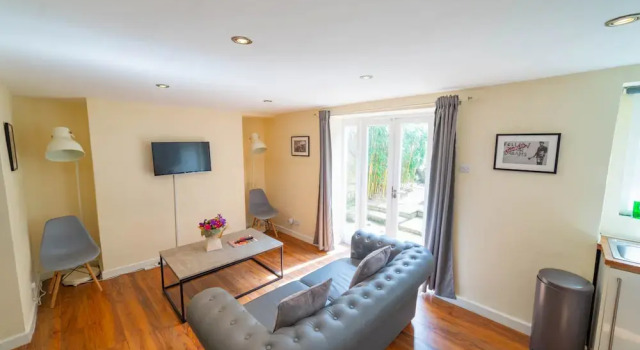 Modern Bright Garden Flat with Patio