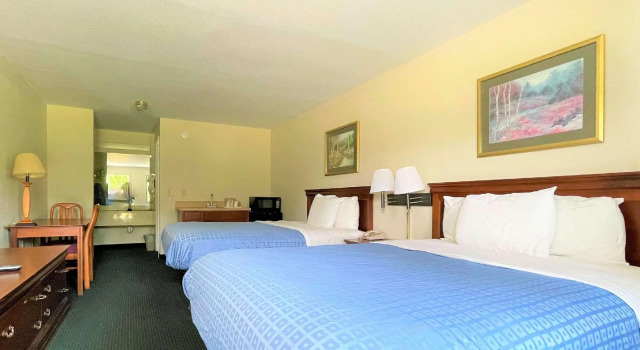 Standardowy czteroosobowy pokój Rodeway Inn Sandersville