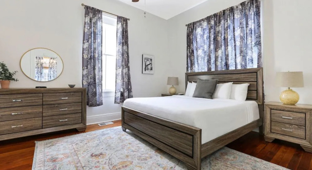 Uptown Spacious 4BD w Historic Charm, Забронировать Дом для отпуска Отели Нового Орлеана с парковкой, рядом с Ochsner Baptist, Парковка
