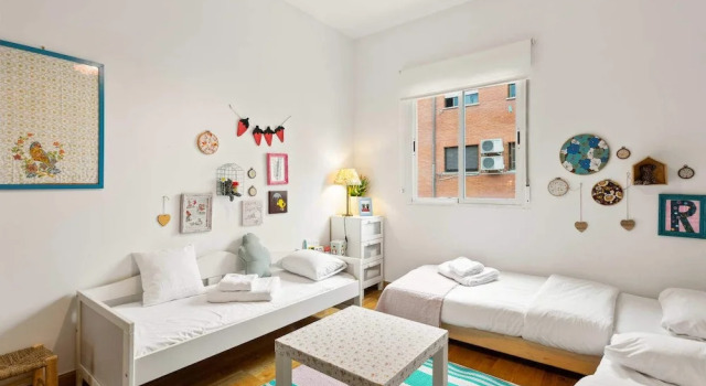 Lovely 1bed Apt, Sleeps 5 nr Puente de Vallecas, Varaa Hotelli Hotellit Madridin maakunta pysäköinnillä, Pysäköinti