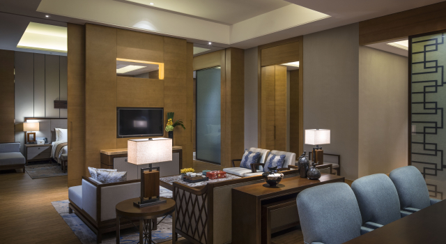 HUALUXE Hotels & Resorts Yangjiang City Center by IHG, Rezerwuj Hotel Hotele 4-gwiazdkowe w Yangjiang, 4*
