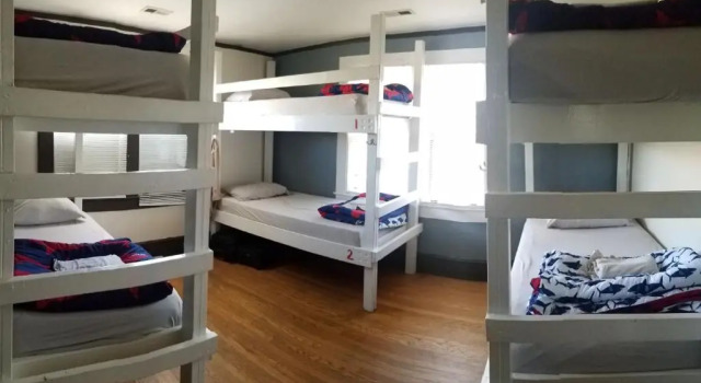 Кровать в общем номере Bon Paul & Sharkys Hostel