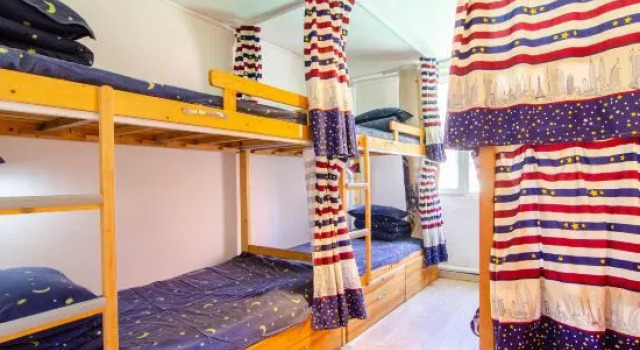 Кровать в общем номере (мужской номер) Rhino Holiday Inn (Near Dalian railway station)