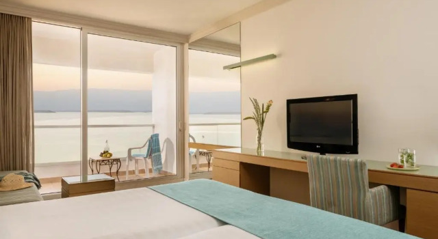 Двухместный номер Deluxe с балконом и с видом на море Vert Dead Sea by AFI Hotels
