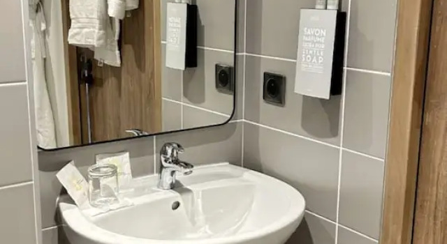 Одноместный номер Standard Golden Tulip Reims Bezannes