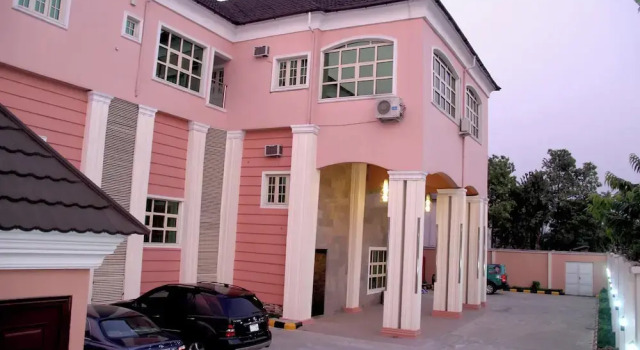 Queens Gate Hotel, Prenota Hotel Hotel a Obio-Akp con parcheggio, Parcheggio