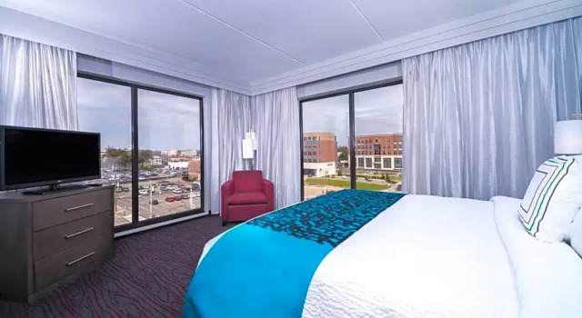 Двухместный люкс с 2 комнатами Courtyard by Marriott Wilmington Downtown/Historic District