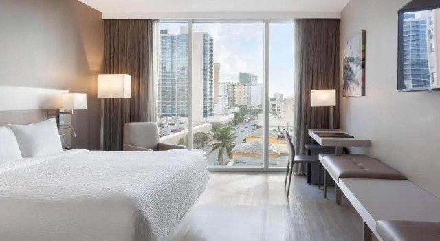 Двухместный номер Standard with 1 King Bed AC Hotel by Marriott Miami Beach