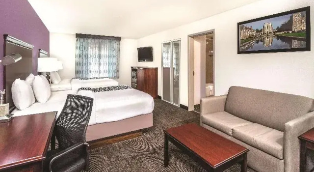 Четырёхместный семейный номер Deluxe La Quinta by Wyndham Rome
