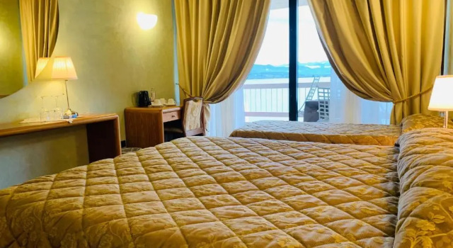 Трёхместный номер Superior с балконом и с видом на озеро Hotel Aquila DOro Desenzano
