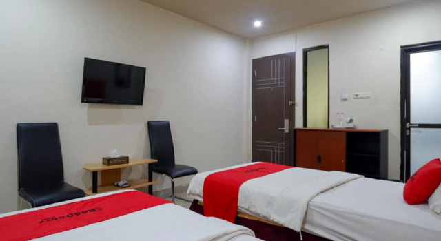 RedDoorz Plus @ Cameloan Hotel Palu, Buchen Sie Hotel Palu 