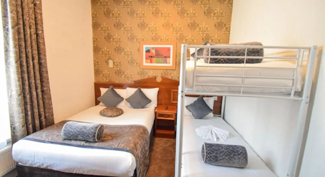 Четырёхместный номер Standard Pembridge Palace Hotel