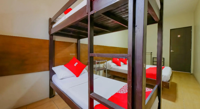 Кровать в общем номере Metro Deluxe Residences near World Trade Center