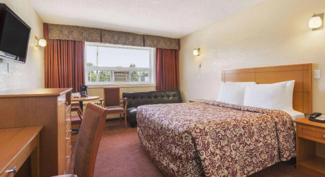 Двухместный номер Non Smoking Travelodge by Wyndham Edmonton East