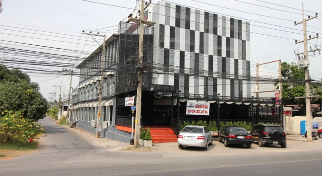 Nara Hotel Restaurant And Bar by OYO Rooms, Забронировать Отель Отели Ампхава с парковкой, Парковка