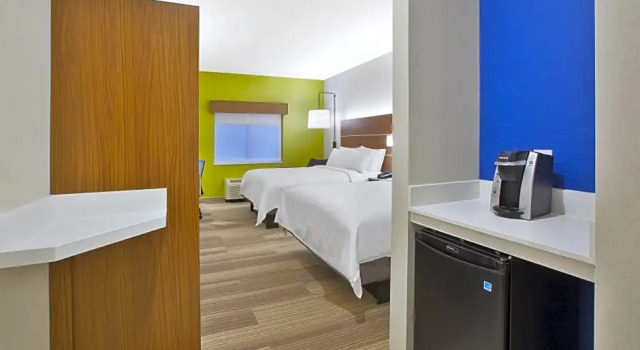 Четырёхместный полулюкс Holiday Inn Express Rochester-Victor by IHG
