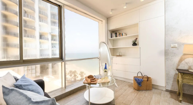 Beachfront w SeaView In a beautiful bldg, Buchen Sie Ferienwohnung Herzlia Zentralbezirk Israel