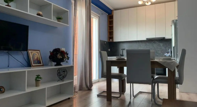 Modern cozy apt w/in 10 min walk from main square