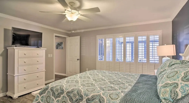 Elegant FL Condo w/ Pool: Walk to Madeira Beach!